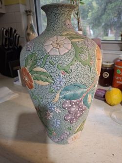  GORGEOUS VINTAGE  CHINESE PORCELAIN  HAND  CRAFED  HIGH   RELIEF  TEXTURE  FLORAL DESIGN VASE 