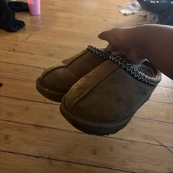 UGG SLIPPERS