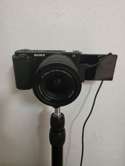 Sony ZV-E10 Mirrorless Camera with 20mm f/2.8 FE Lens