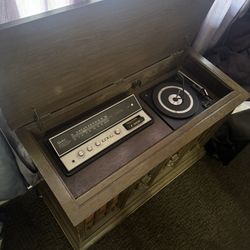 Record / vinyl / atrak / AM-FM Player Vintage With Speakers 