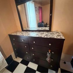 Queen size set of 5 pieces. No mattress.