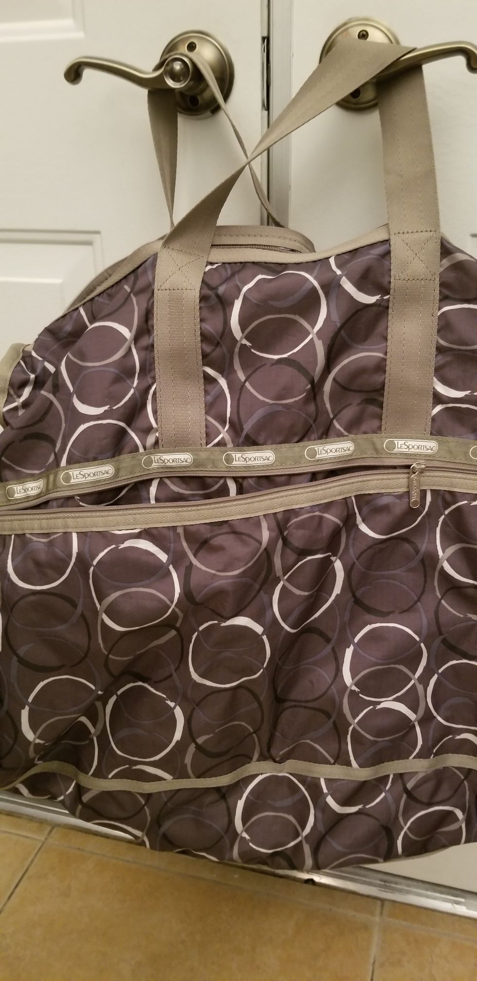 Super Large Duffle bag by Le Sport Sac. In GREAT condition. Very clean, gently used,many pockets 18$