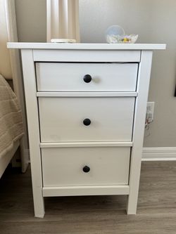 Set of 2 White Nightstands – 3 Drawers