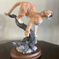 1986 Franklin Mint "The Defender" Mountain Lion Statue  9.5" Tall + Stand