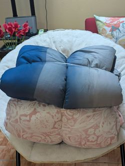 Queen Size Set of 2 Comforters (Blue Gradient & Pink Floral) / Set de 2 Edredones Queen Size (Azul Gradiente y Rosado Floral) – $30