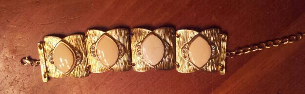 Jewelry bracelet white and gold. Like new