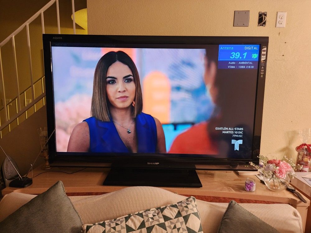 55 Pulgadas no Es Nueva El Control le Faltan Algunos Botones Pero Funciona Bien 