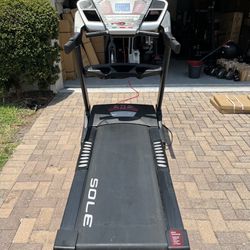 Treadmill Sole F63  96 hours/ 360 millas Used