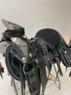 Montura charra de cuero cincelado a mano plateada