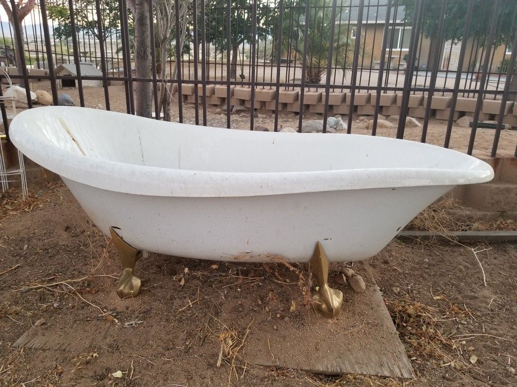 Iron Claw Foot Tub for Sale in Apple Valley, CA OfferUp