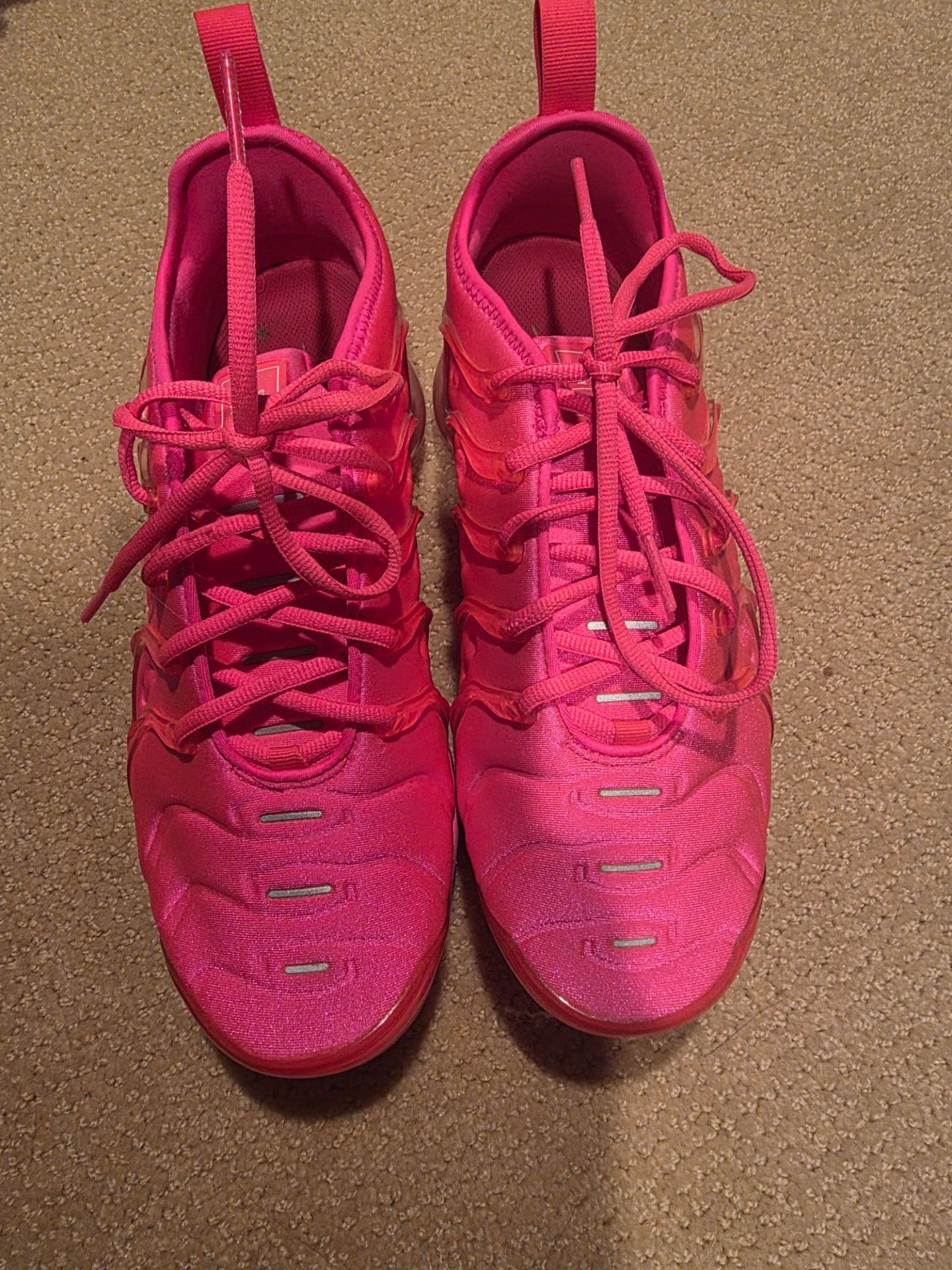 Like new Womens hot pink air Max's tennis shoes. Size 9.5