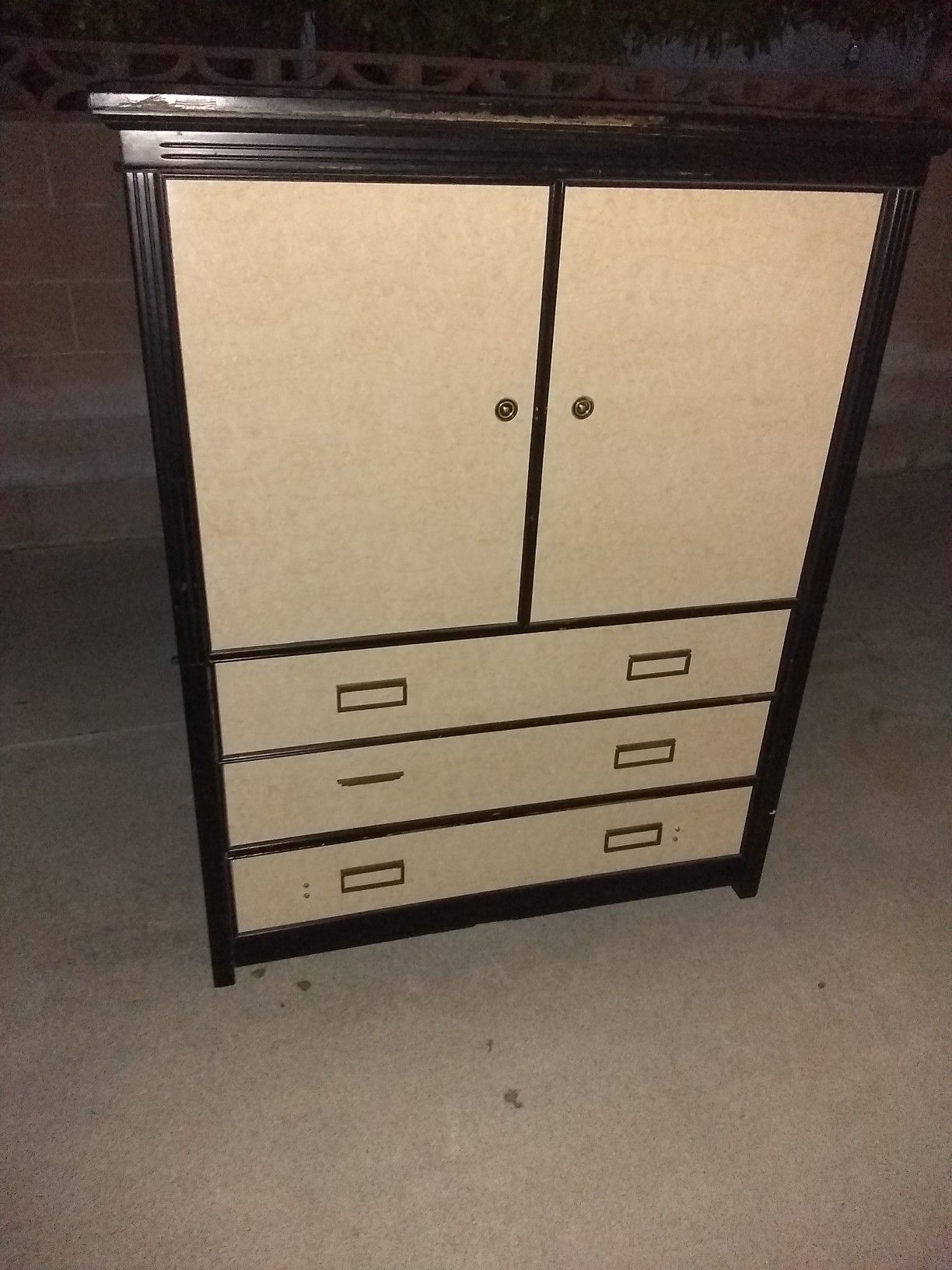 Free TV stand /dresser 1st come 1st serve. No holds. I Will delete post when it's gone