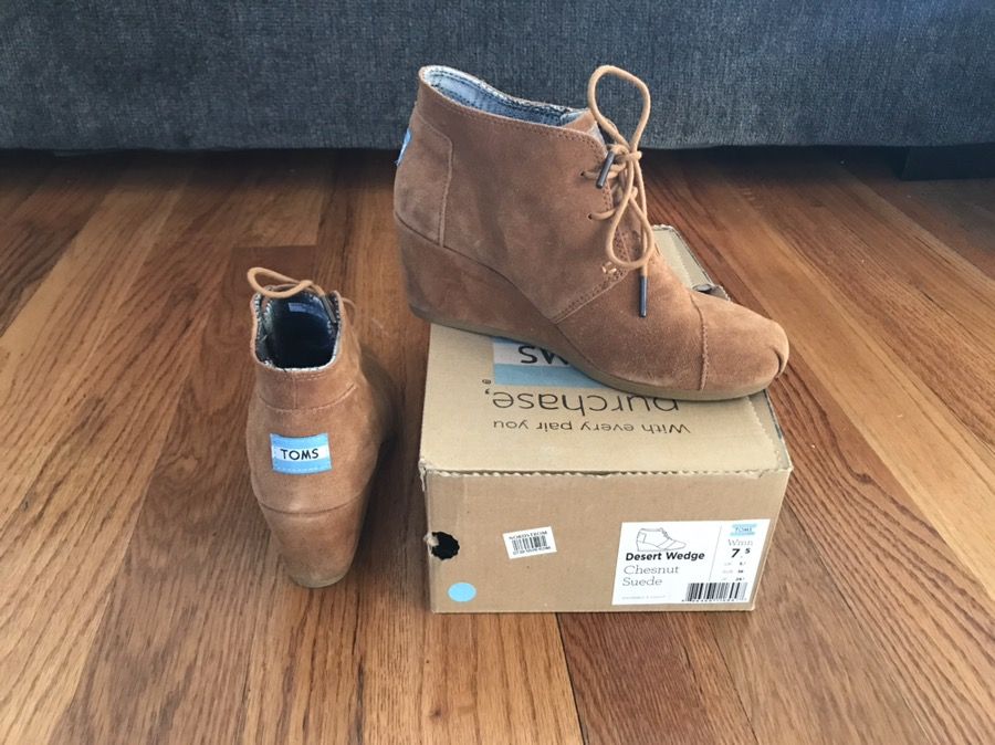 TOMS Women's Boots Size 7.5 Ankle Booties Desert Wedge Chestnut Suede Lace Up