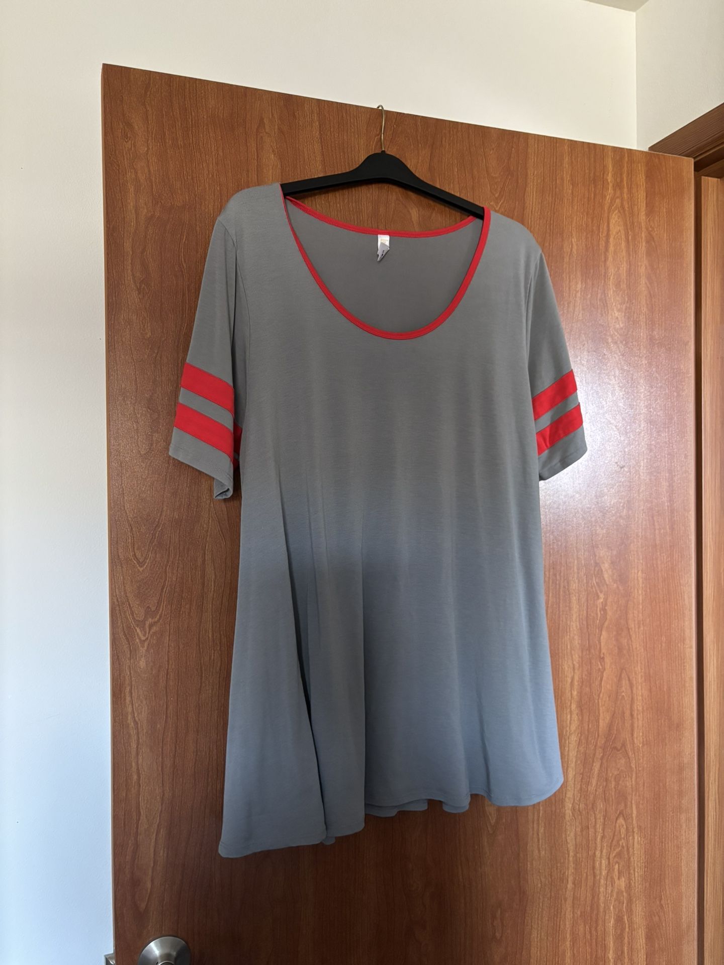 LuLaRoe Short Sleeve Scoop Neckline Tunic Blouse 2XL