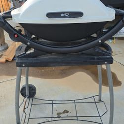 )Weber Q 1200 Portable Gas Grill - Titanium /with Cart stand- And side tables -Clean & Ready to Use