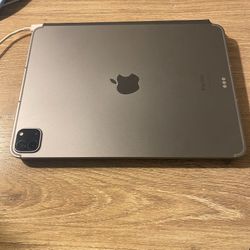 IPad Pro 2022 M2 256 GB WIFI + CELLULAR + MAGIC KEYBOARD