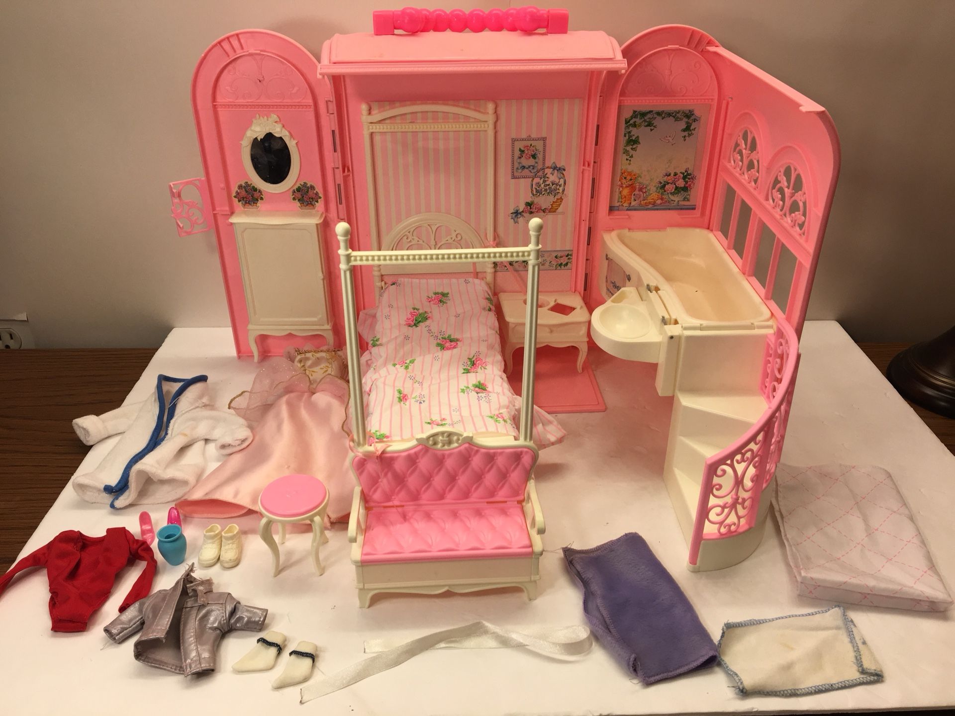 Vintage Barbie Doll Playset. Fold Up House Bathtub. Bathroom. With Accessories. 1998