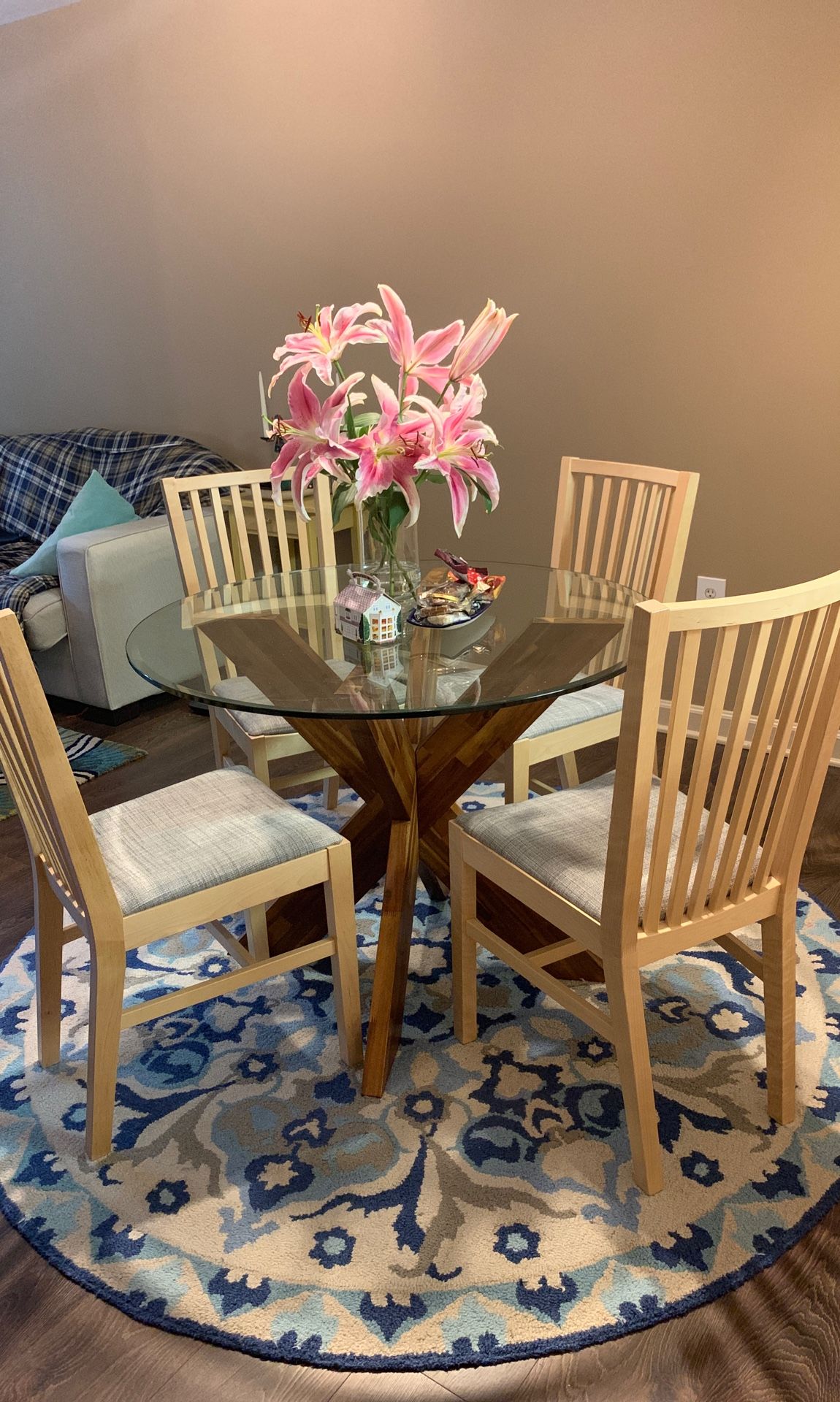 Gorgeous detachable glass table with pier 1 base + four chairs