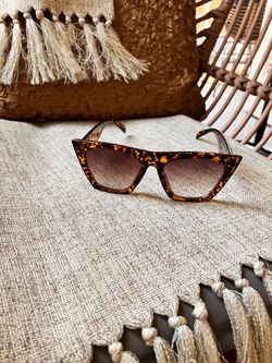 $4 Women’s Sunglasses! Like new. Great for summer