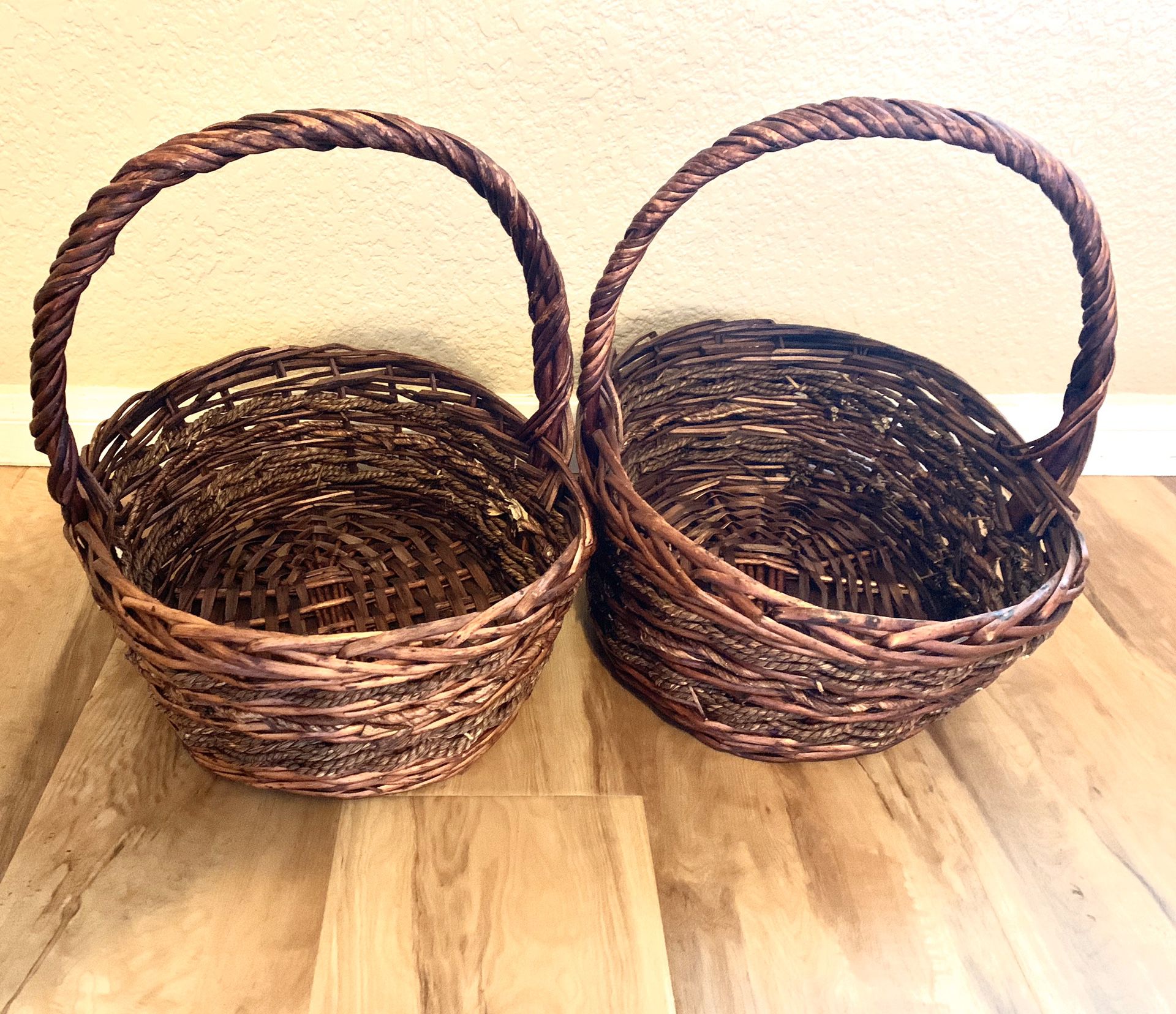 Set of 2 woven baskets
