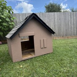Dog House With Air-Conditioned Base