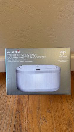 Touch free baby wipe warmer