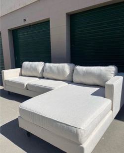 Living Spaces Sectional Couch 🛻Delivery Available🛻