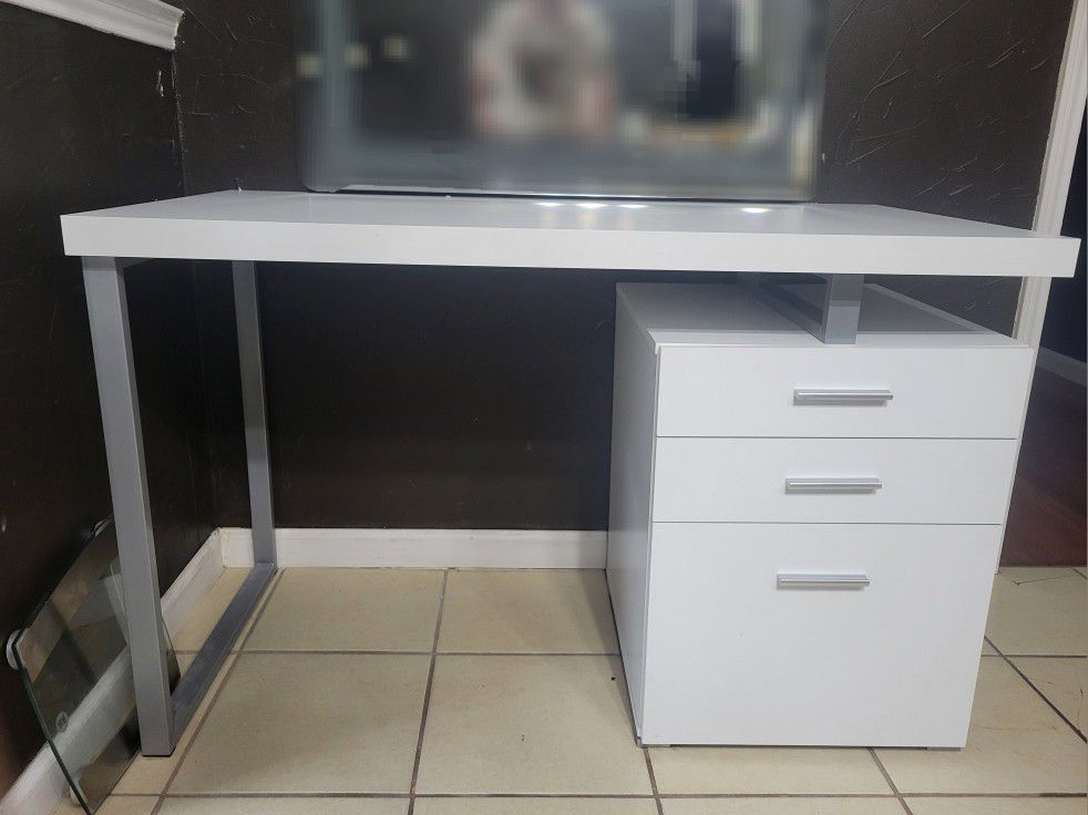 Desk/Vanity With Drawers 
