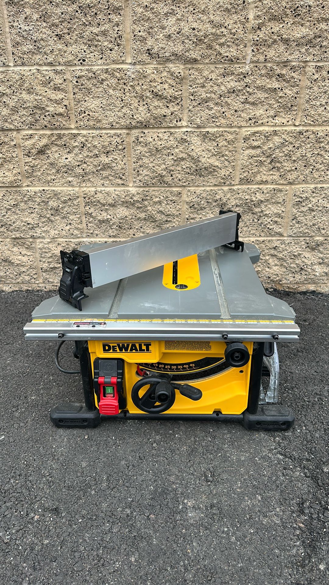 DeWalt 10” Jobsite Table Saw – Powerful & Portable