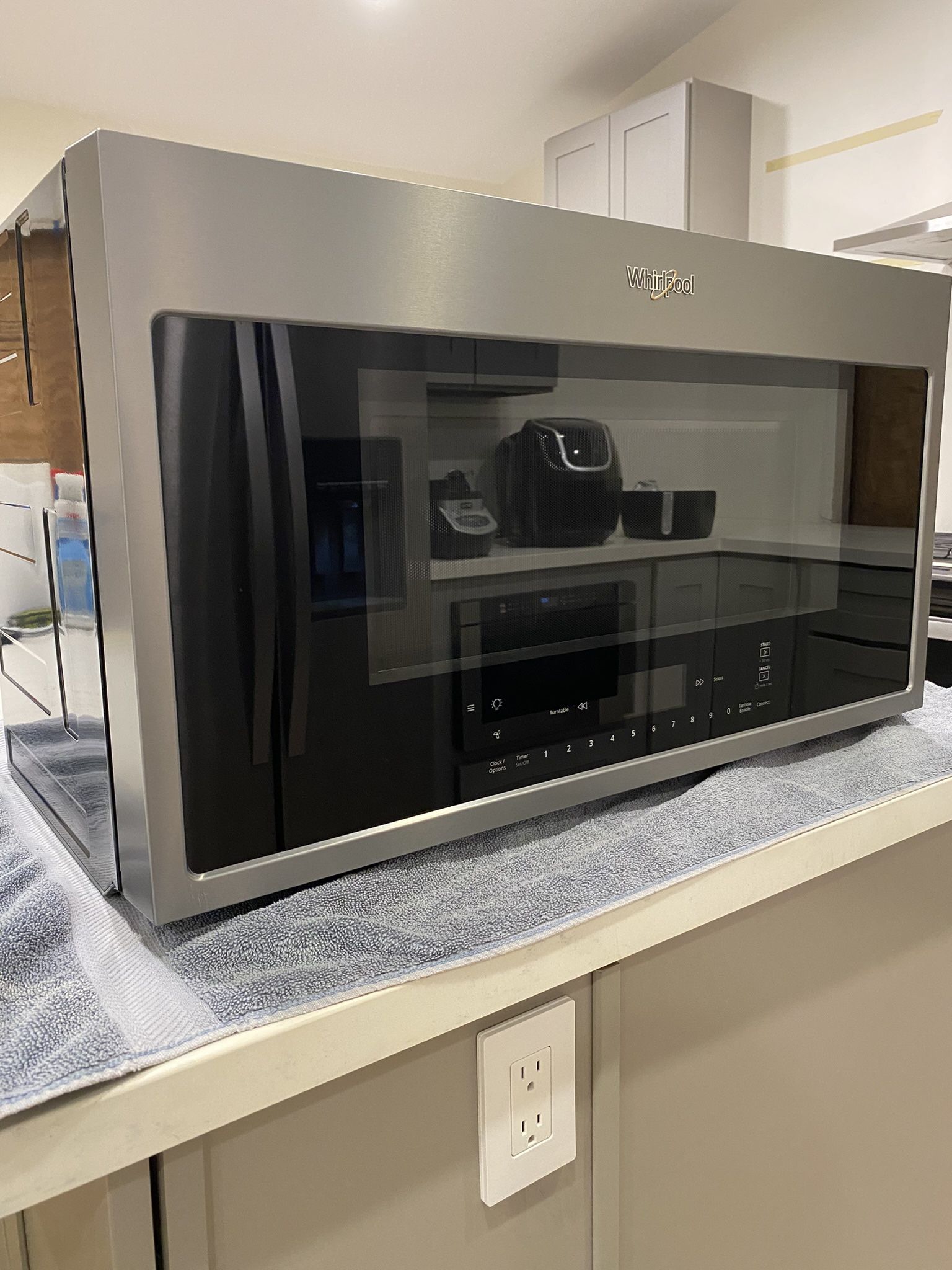 Whirlpool 1.9-cu ft 1800-Watt Over-the-Range Convection Microwave with Sensor Cooking