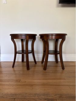 Set of two end tables