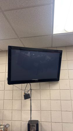 Lot of 2 office TV’s with wall mount (OBO)