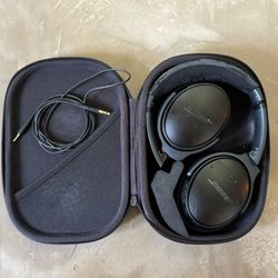 Bose QuietComfort 35 (QC35) Wireless Noise-Cancelling Headphones + Case