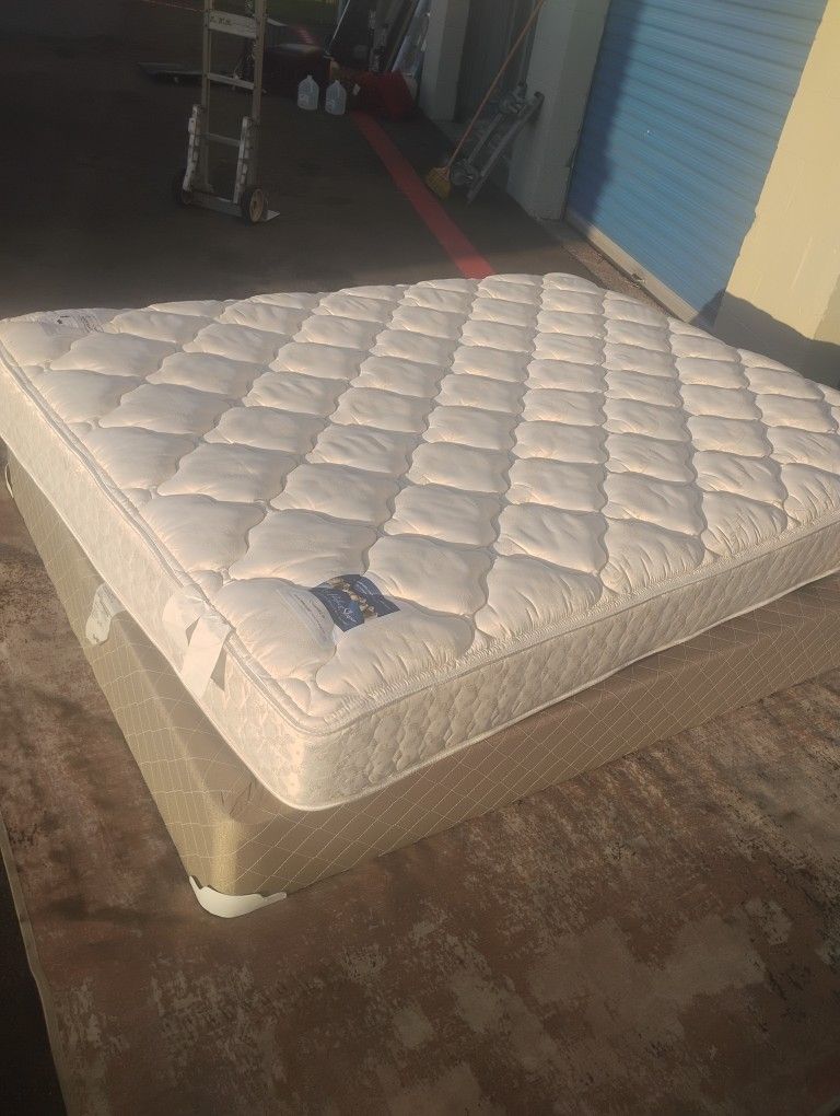 Queen Size Serta Perfect Sleeper Mattress Set - Delivery Available