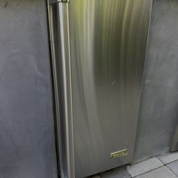 Premium Viking Professional stainless steel nugget ice maker, built for outdoor or indoor use. Produces soft, chewable “Sonic-style” nugget ice — perf