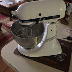 Kitchen aid mixer 10 speed never used bought it don’t need it or .5 quart bowl everything is there