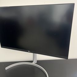 27” 4K LG monitor 