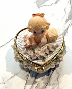 Heart Shaped Trinket Box. Floral Pattern Vintage-Preowned.