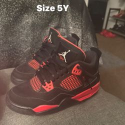 Jordan four retros red thunder size 5Y great condition