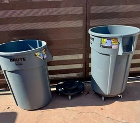 Two (2) Rubbermaid BRUTE 44 Gallon Trash Cans with Dollies, basureros con ruedas dolly