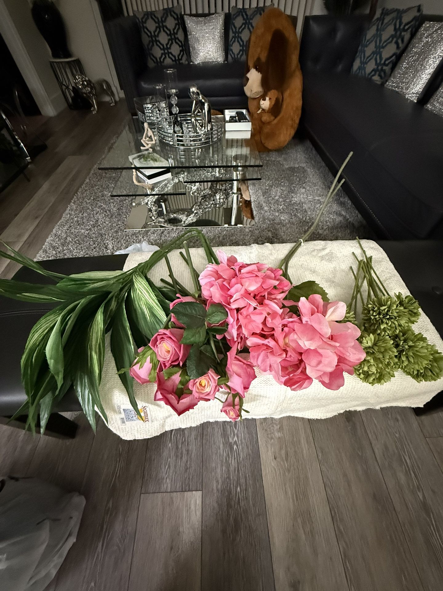 Pretty Home Decoration Artificial Plant Leaves And Flower Bunches! Brand New ( Make Reasonable Ofer Price)