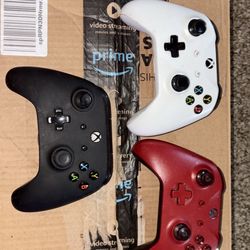 XBOX ONE CONTROLLERS : WHITE , BLACK , RED