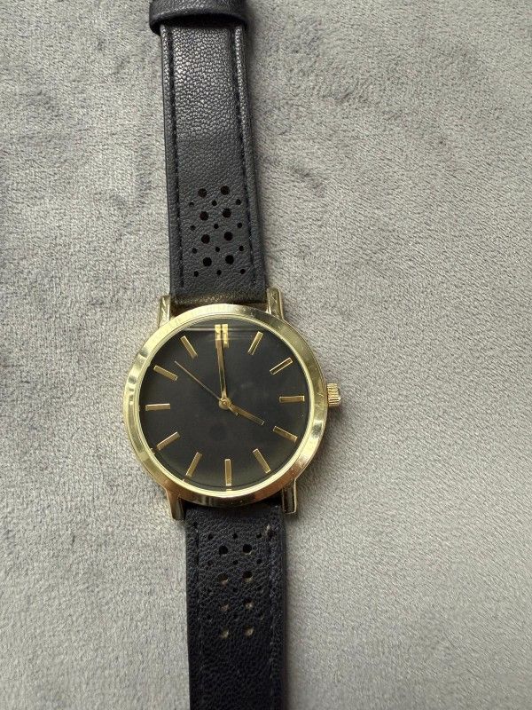 women watch. (NEEDS NEW BATTERY) (MUST SELL TODAY!)