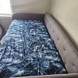 Twin Beds w/ Mattresses + Matching Bedding – Versatile & Space-Saving!**
