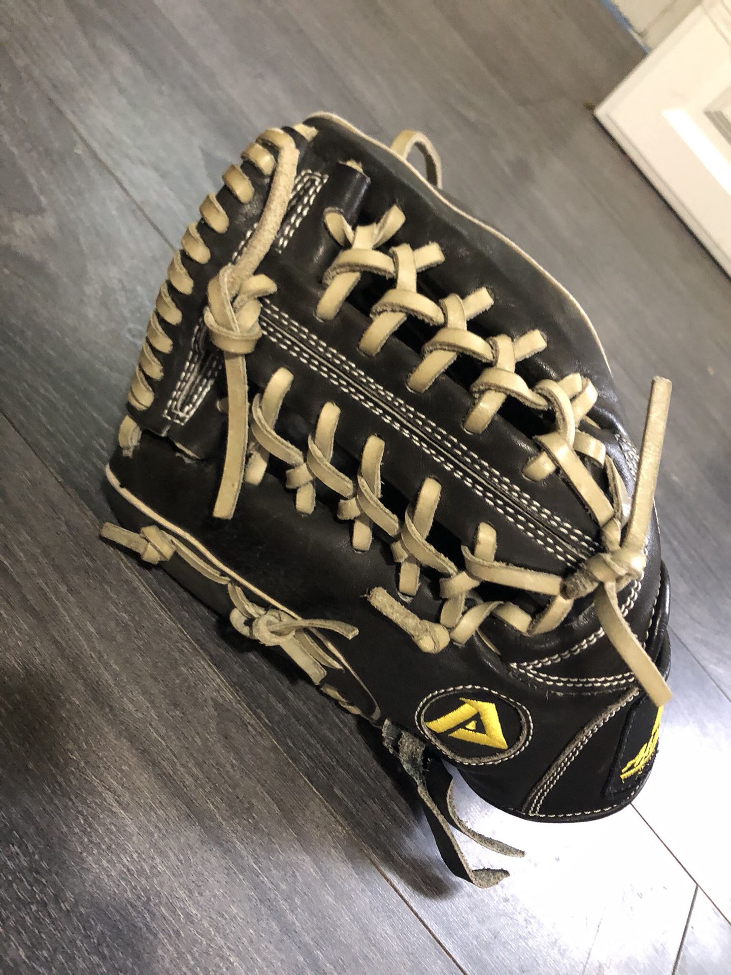Akadema Left-Handed Baseball Pitcher’s Glove