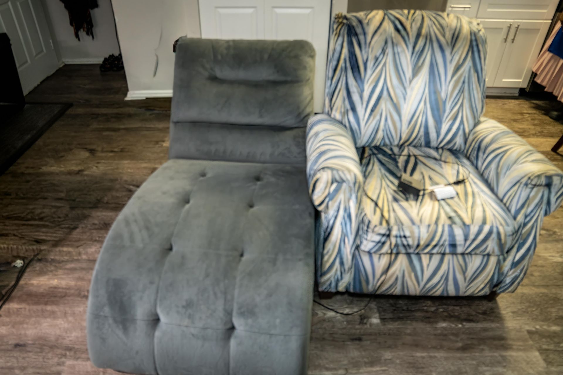 I Recliner, 1 Lounge Chair