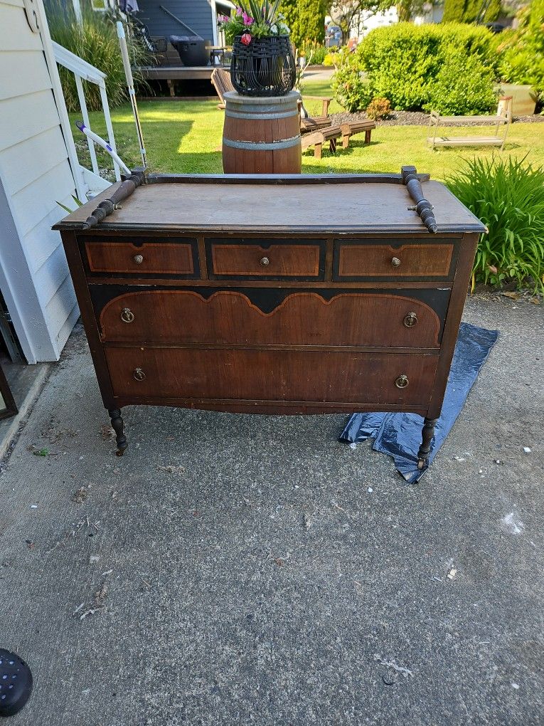 Windsor Dresser With Mirror