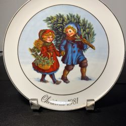 Avon Vintage 1981 Christmas Plate Sharing The Christmas Spirit 22K Gold Trim