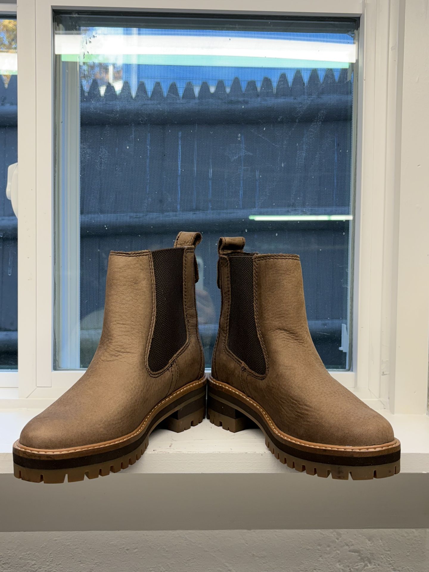 Timberland Women’s Slip-On Chelsea Boots – Brown Leather – Size 5.5