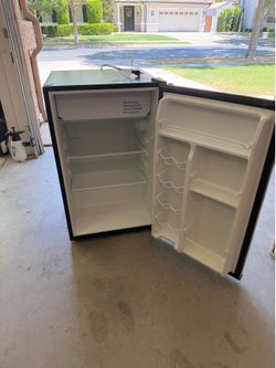Mini fridge with freezer